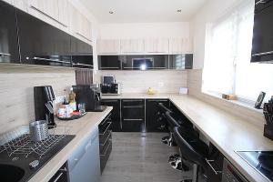 Eladó 5 szobás lakás garázzsal, műhellyel