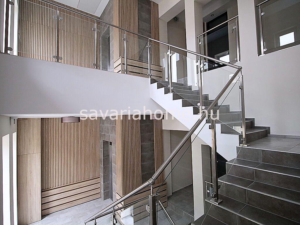modern lépcsőház, lifttel