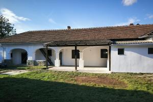 Jákon, nagy telekkel, tornácos lakóház eladó