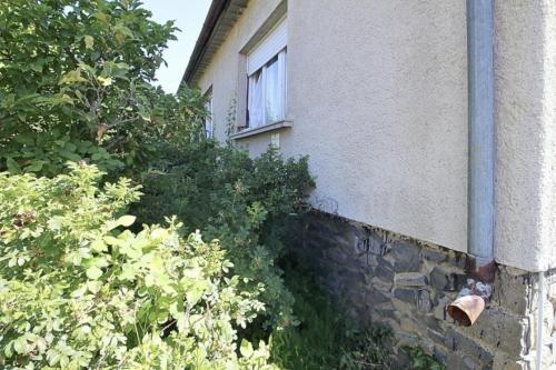 Szombathely kertvárosi részén, korszerűsítésre váró családi ház eladó