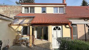 Belvárosi kertkapcsolatos ikerház eladó