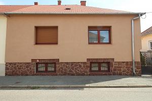 Szombathely kedvelt utcájában, részben felújíott családi ház eladó!