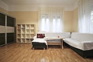 72nm-es, magasföldszinti lakás eladó, Szombathely belvárosában.