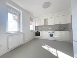 Belvárosi, első emeleti erkélyes lakás kiadó,teljes kőrű felújítással