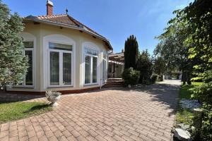 Kétlakrészes családi ház, modern lakóparkban eladó, Szombathelyen