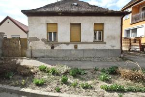 Gencsapáti központjában, patakparti telek, bontandó házzal eladó