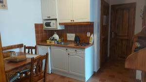 ELADÓ KÉTSZOBÁS, 27 m²-ES APARTMAN LAKÁS SÁRVÁRON, A GYÓGYFÜRDŐ KÖZELÉBEN