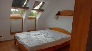 ELADÓ KÉTSZOBÁS, 29 m²-ES APARTMAN LAKÁS SÁRVÁRON, A GYÓGYFÜRDŐ KÖZELÉBEN